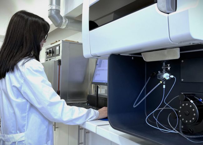 ICP-OES instrument in use