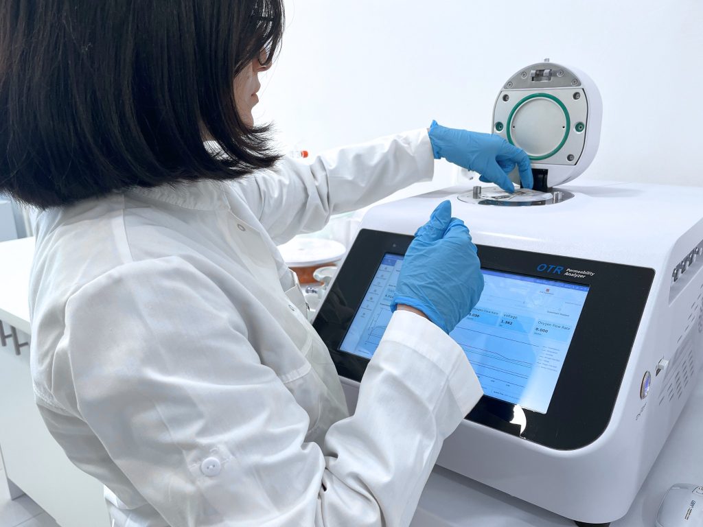 O.T.R. Analyzer and analyst testing sample