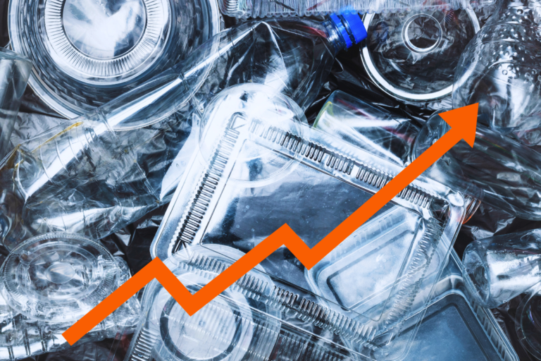 Plastic packaging waste with upward trend arrow, illustrating the 11 % growth in EU plastic packaging between 2011 and 2025 found by the JRC study