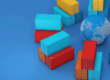 Πολύχρωμα εμπορευματοκιβώτια (containers) δίπλα σε ψηφιακή υδρόγειο σε μπλε φόντο, που αναπαριστούν τις παγκόσμιες εξαγωγές πλαστικών συσκευασιών και τη διεθνή κανονιστική συμμόρφωση.