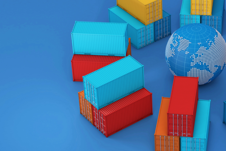 Πολύχρωμα εμπορευματοκιβώτια (containers) δίπλα σε ψηφιακή υδρόγειο σε μπλε φόντο, που αναπαριστούν τις παγκόσμιες εξαγωγές πλαστικών συσκευασιών και τη διεθνή κανονιστική συμμόρφωση.